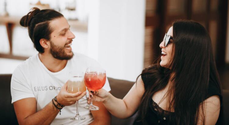 couple drinking cocktails